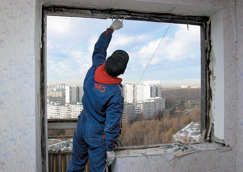 Демонтаж старого остекления балкона Черноголовка